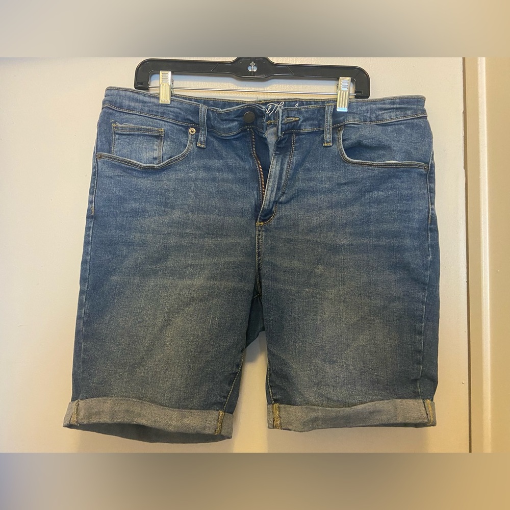 Universal thread long Jean shorts size 18